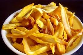 Paithrka Jackfruit Chips: Crispy, golden-yellow sun-dried jackfruit slices in a 1:1 square product shot, showing a crunchy natural texture.